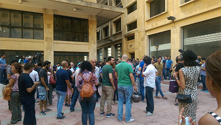 manifestantes aguardan ante la sede del Ministerio